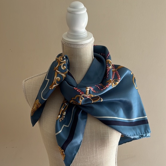Hermès Silk Scarf ( 35” X 34”) - Picture 6 of 7